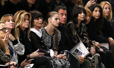 Kristen Stewart y Karl Lagerfeld, mano a mano, en la presentación de la colección ‘Métiers d’Art’ de Chanel en Roma
