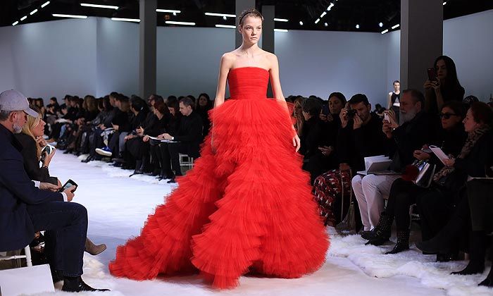 Giambattista Valli, Alexis Mabille… Tarde ‘couture’, entre flores y tules
