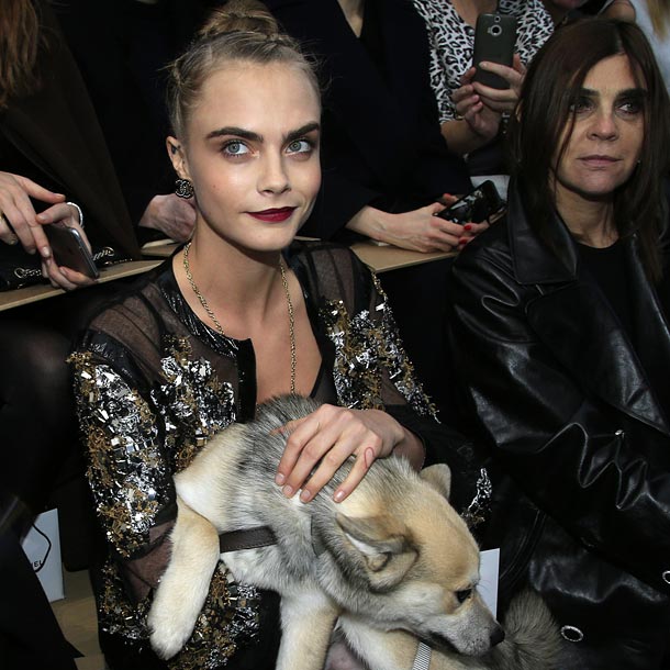 Chanel ‘dog friendly’: Cara Delevingne revoluciona el ‘front row’ parisino con un ‘inusual complemento’