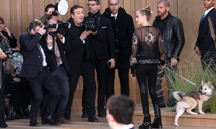 Chanel ‘dog friendly’: Cara Delevingne revoluciona el ‘front row’ parisino con un ‘inusual complemento’