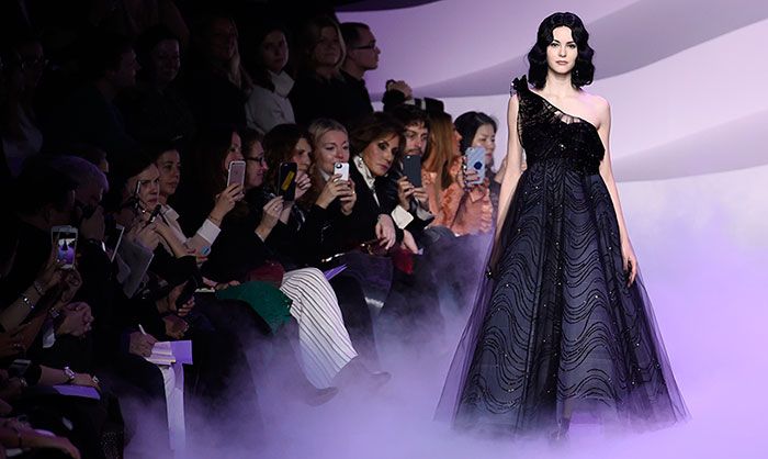 Giorgio Armani Privé llena París de 'ninfas urbanas'