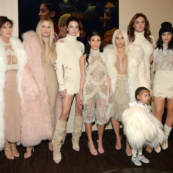 Una (rubísima) Kim Kardashian y todo su clan apoyan a Kanye West en su desfile de la NYFW