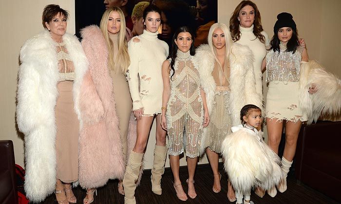 Una (rubísima) Kim Kardashian y todo su clan apoyan a Kanye West en su desfile de la NYFW