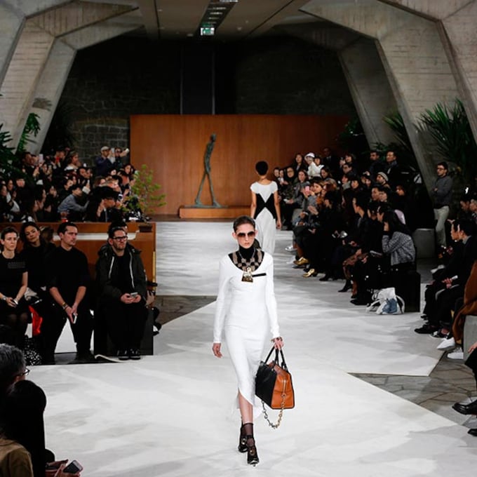 Loewe y su inspiración escultórica conquistan la París 'Fashion Week'
