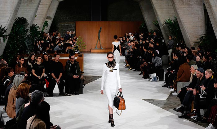 Loewe y su inspiración escultórica conquistan la París 'Fashion Week'