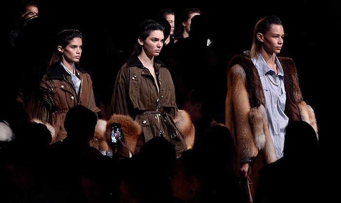 C'est fini! Miu Miu cierra París Fashion Week con las mejores 'tops' sobre la pasarela