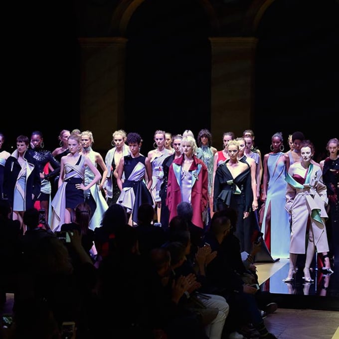 Atelier Versace inicia la magia 'Haute Couture' en París
