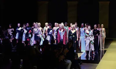 Atelier Versace inicia la magia 'Haute Couture' en París