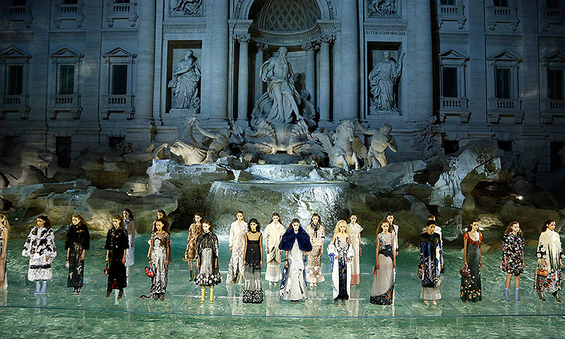 Fendi 'ocupa' la Fontana di Trevi con un espectacular desfile 'sobre el agua'