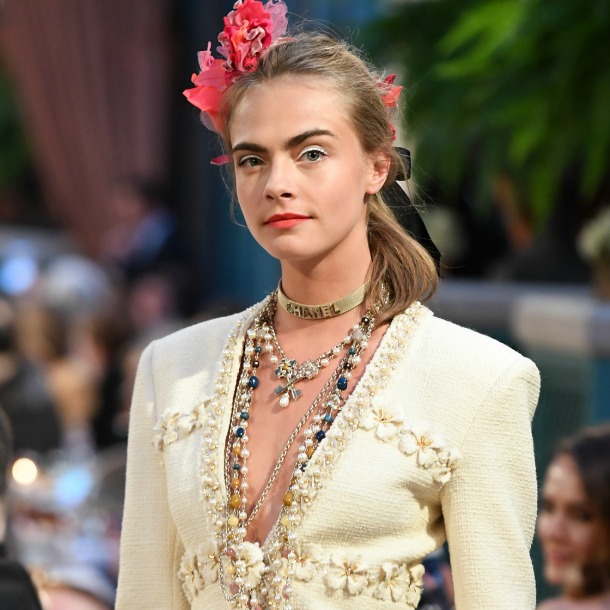 Cara Delevingne (¡vuelve a desfilar!) y Lily-Rose Depp (¡debut sobre la pasarela!), con las nuevas propuestas ‘Métiers d’Art’ de Chanel