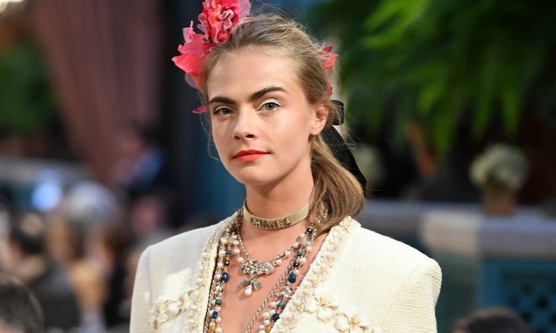 Cara Delevingne (¡vuelve a desfilar!) y Lily-Rose Depp (¡debut sobre la pasarela!), con las nuevas propuestas ‘Métiers d’Art’ de Chanel