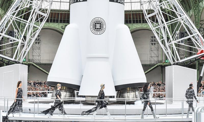 Las musas de Chanel se van de viaje espacial