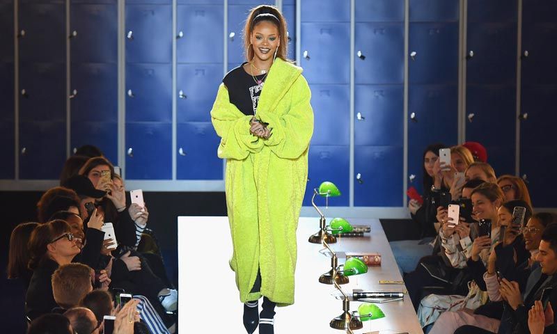 ¿Qué hacen Rihanna y sus amigas en la biblioteca? (y no, no es lo que estás pensando)