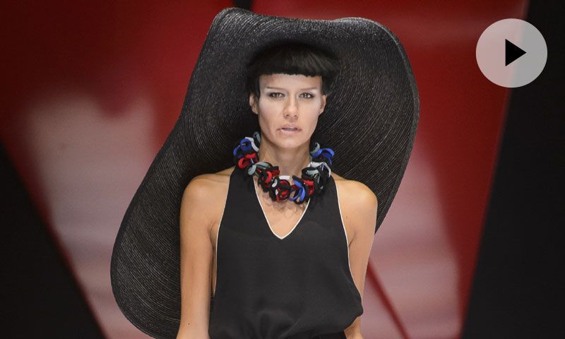 Giorgio Armani reinventa el traje de chaqueta y el vestido para la primavera del 2018