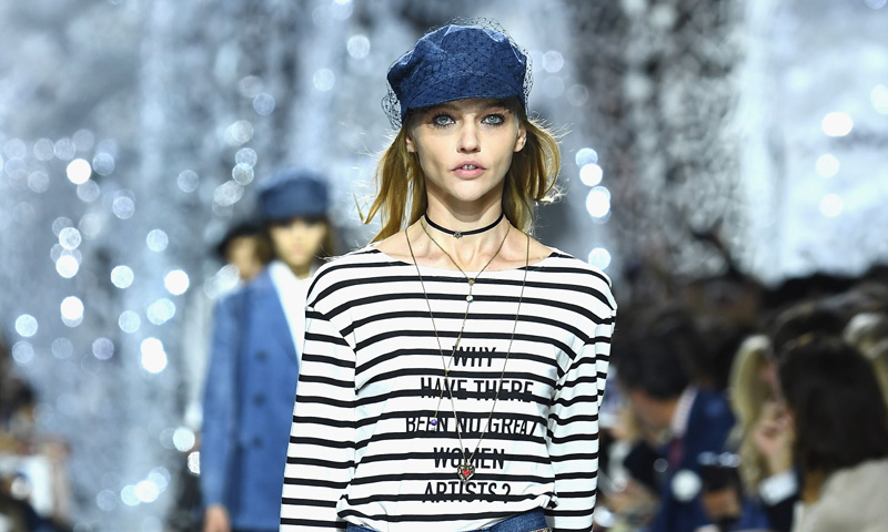 Dior renueva su mensaje feminista con una camiseta de rayas