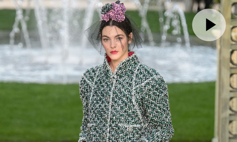 Chanel convierte el Gran Palais en un jardín lleno de lentejuelas y 'tweed'