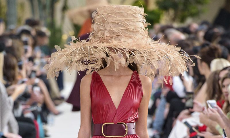 Valentino declina su icónico rojo en favor del negro en su última colección