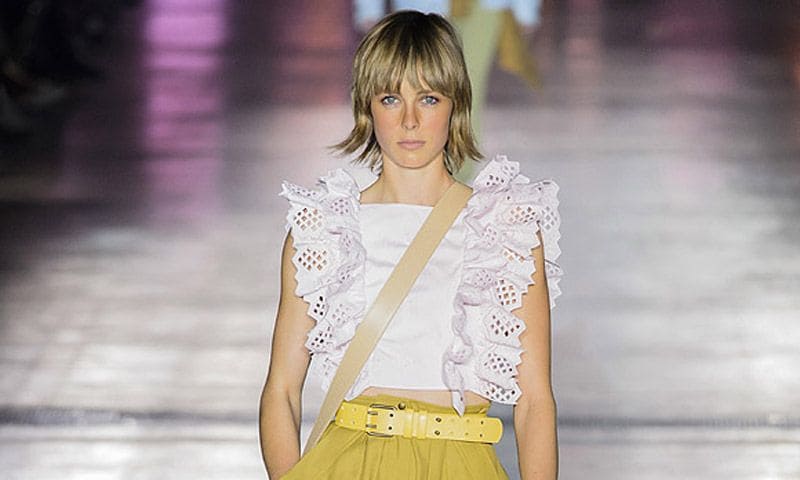 Las nuevas siluetas etéreas y urbanas de Alberta Ferretti en Milan Fashion Week