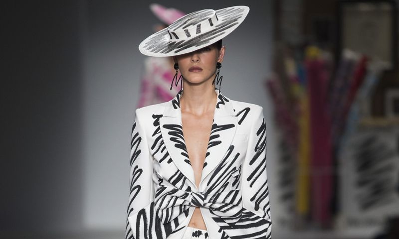 Moschino apuesta por el estampado más inusual en su última colección