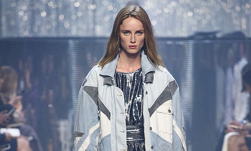 Isabel Marant en 38 looks de primavera para amantes de la estética disco