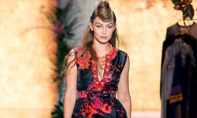 El desfile Primavera/verano 2019 de Anna Sui: Una colección colorista y guiños a Oriente