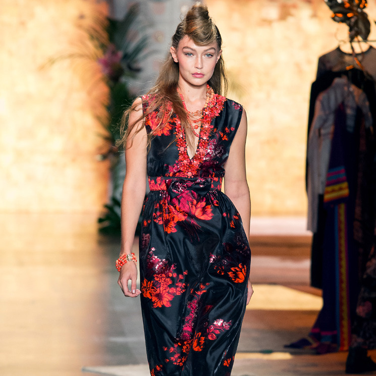 El desfile Primavera/verano 2019 de Anna Sui: Una colección colorista y guiños a Oriente 