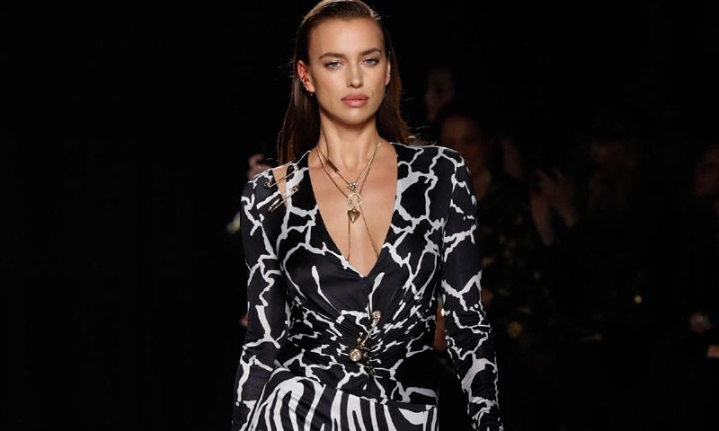 Irina Shayk, Candice Swanepoel y el desfile que actualiza el 'estilo Versace' de los 90