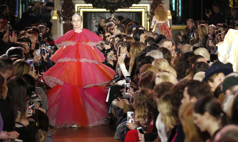 Schiaparelli convierte en su musa a una Erin O'Connor embarazada y en zapatillas