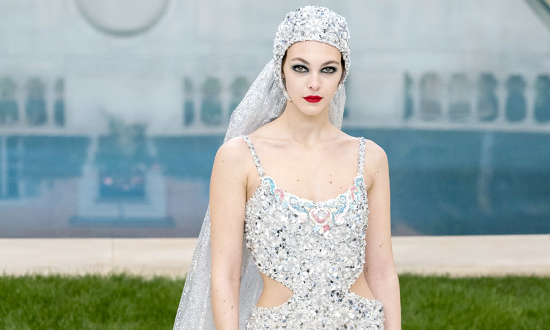 Un trikini nupcial cierra el desfile más comentado de Chanel