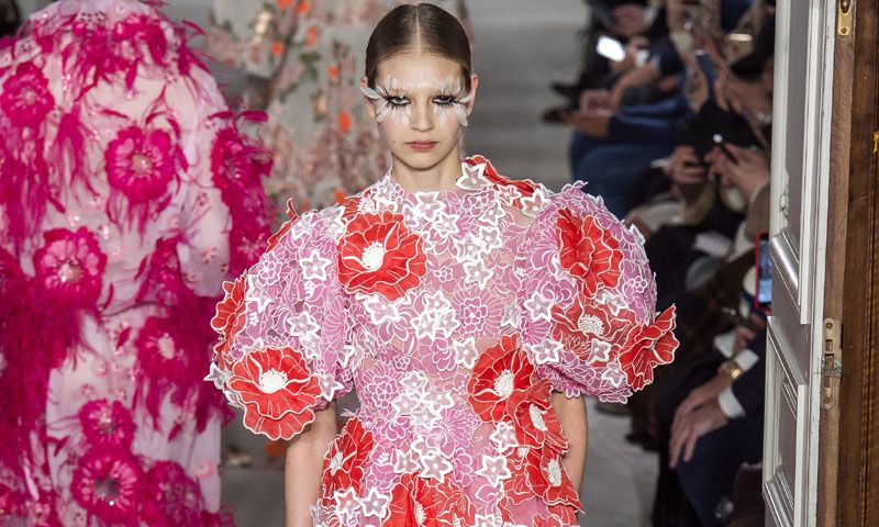 Repleto de volúmenes y colores vibrantes: así es el romántico jardín de Valentino