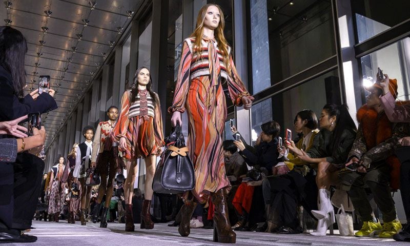 Vestidos bohemios y accesorios de cuero, el tándem infalible de Longchamp
