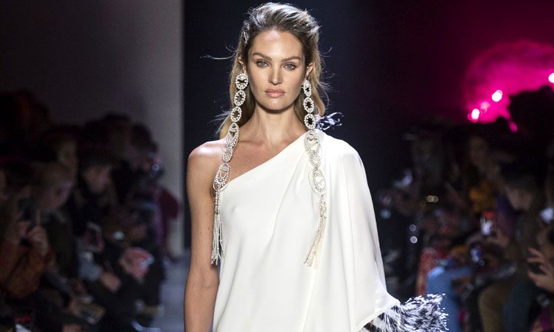 Candice Swanepoel, musa del diseñador Prabal Gurung en su desfile étnico