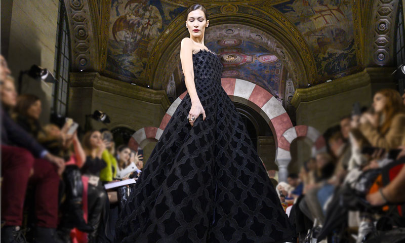 Bella Hadid desvela la última apuesta de Oscar de la Renta para vestir de fiesta