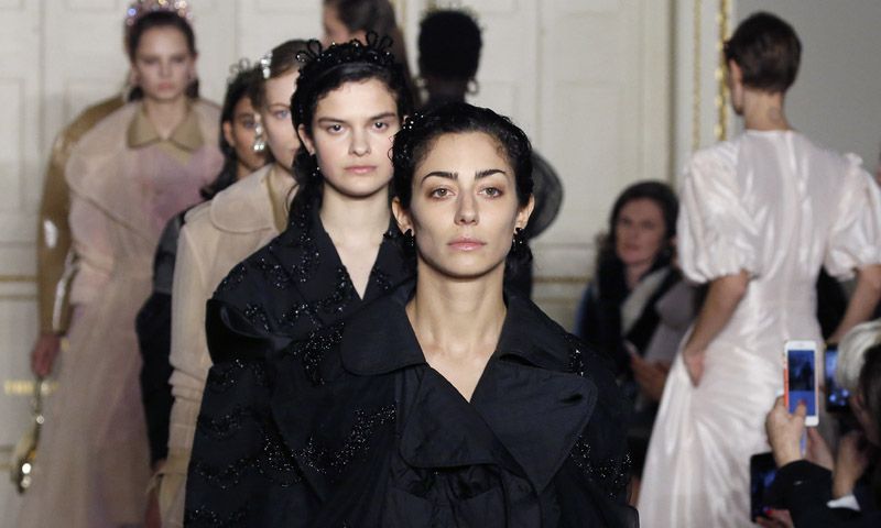 Simone Rocha sube a la pasarela mujeres de todas las edades, etnias y tallas