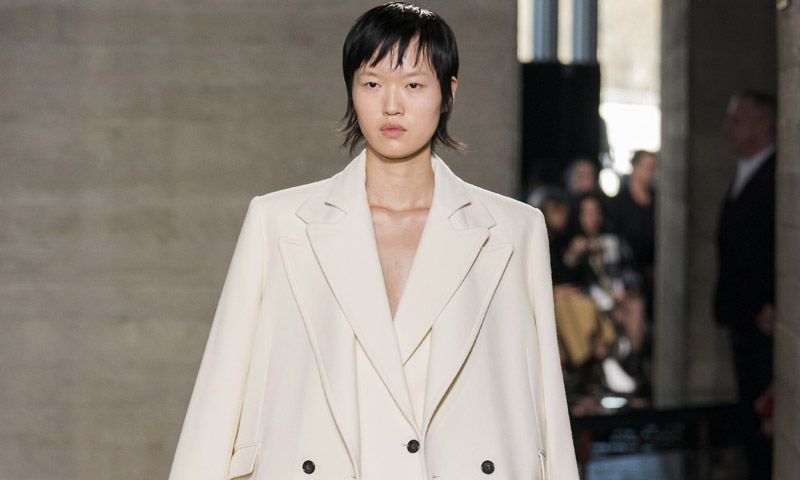 Roland Mouret se aleja de su hiperfeminidad y propone un otoño libre de géneros