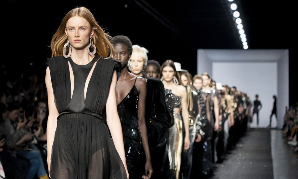 Alberta Ferretti presenta su 'futuro contemporáneo' sobre la pasarela