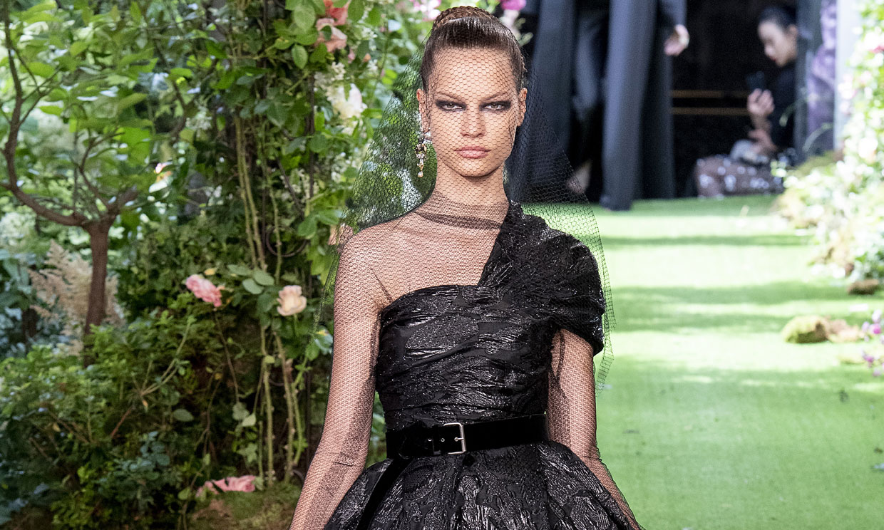 Todo al negro y mucho encaje: Dior presenta su colección más seductora