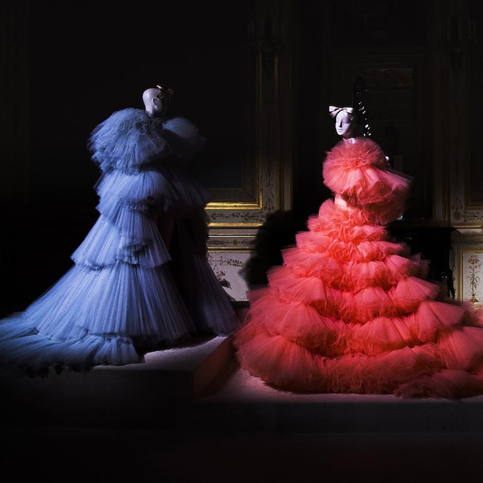 Giambattista Valli toma una inusual decisión para presentar sus vestidos de Alta Costura