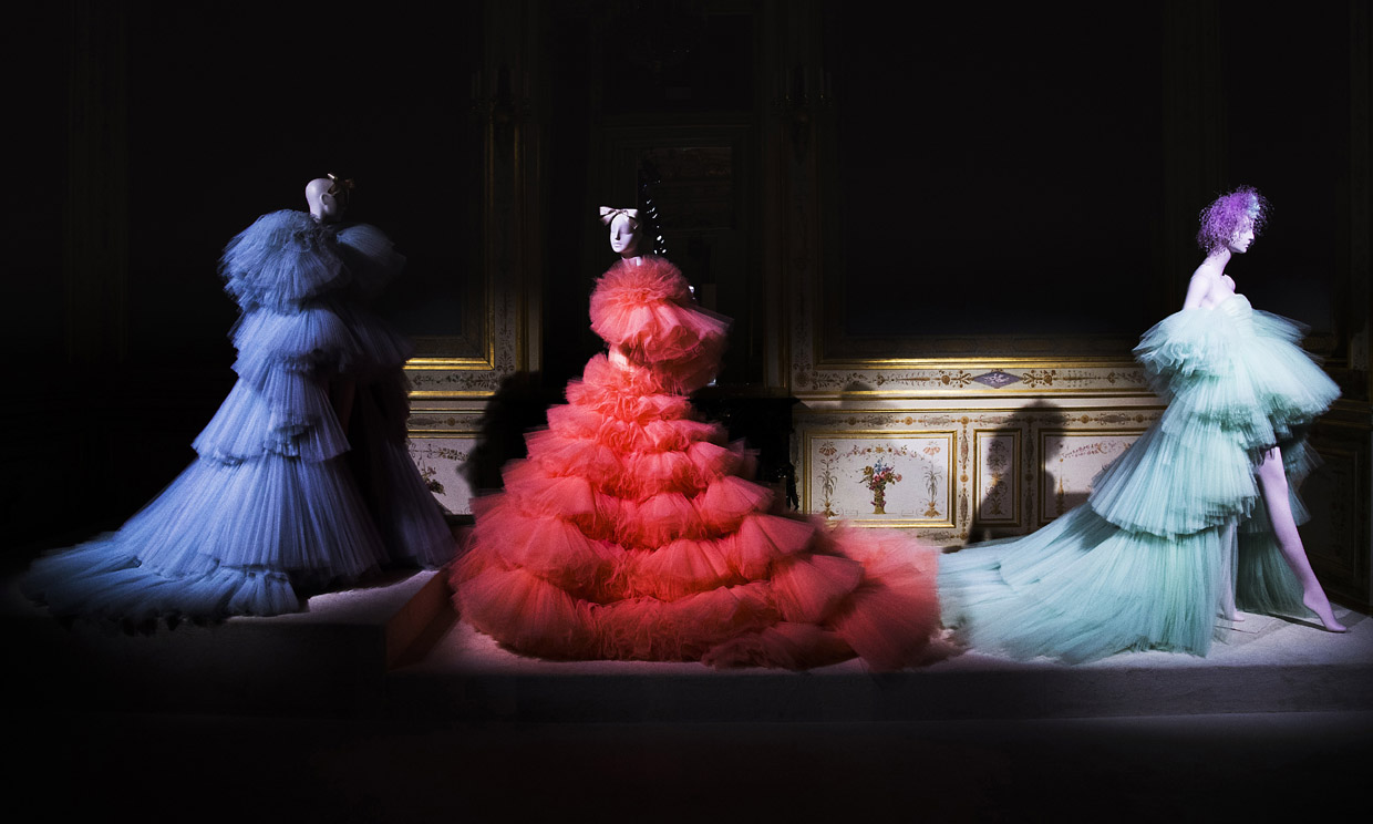 Giambattista Valli toma una inusual decisión para presentar sus vestidos de Alta Costura