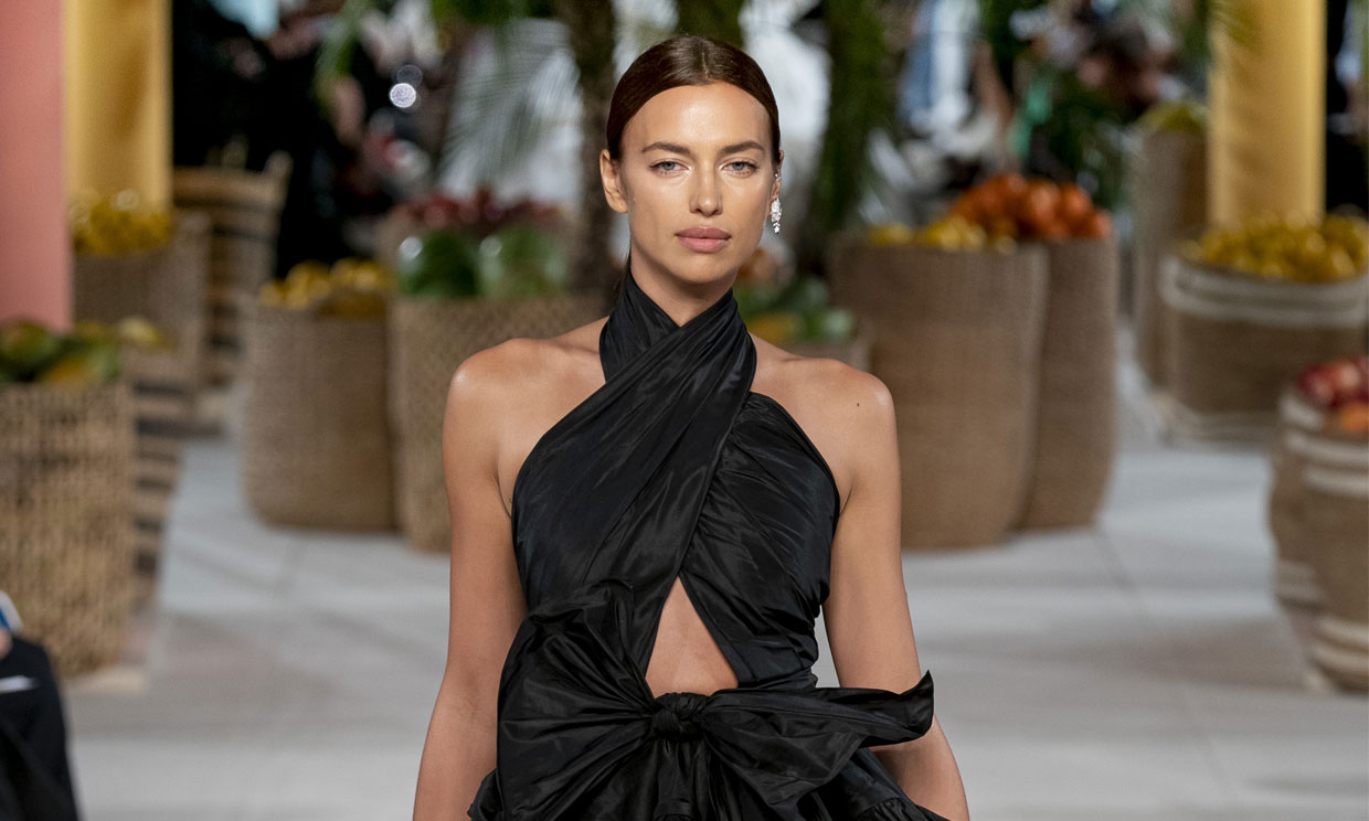 Irina Shayk cierra el último desfile de Oscar de la Renta inspirado en la República Dominicana