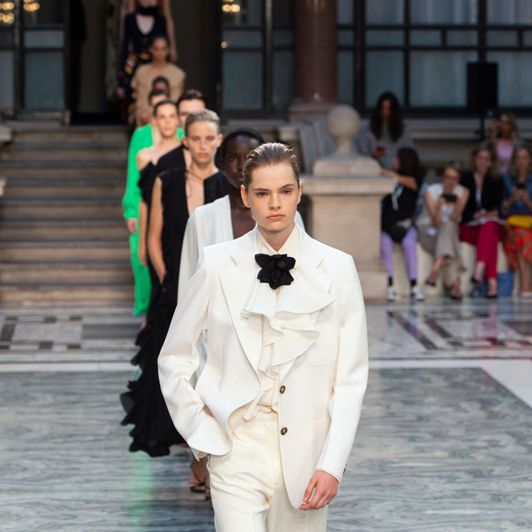 Victoria Beckham diseña la nueva feminidad con impecables trajes y vestidos de volantes