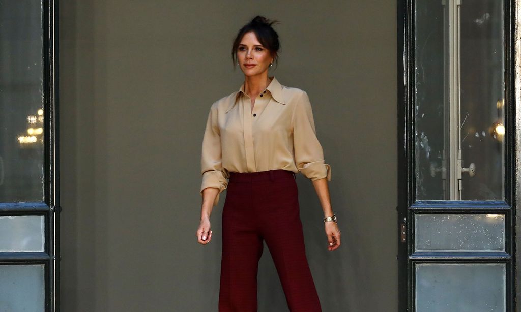 Victoria Beckham diseña la nueva feminidad con impecables trajes y vestidos de volantes