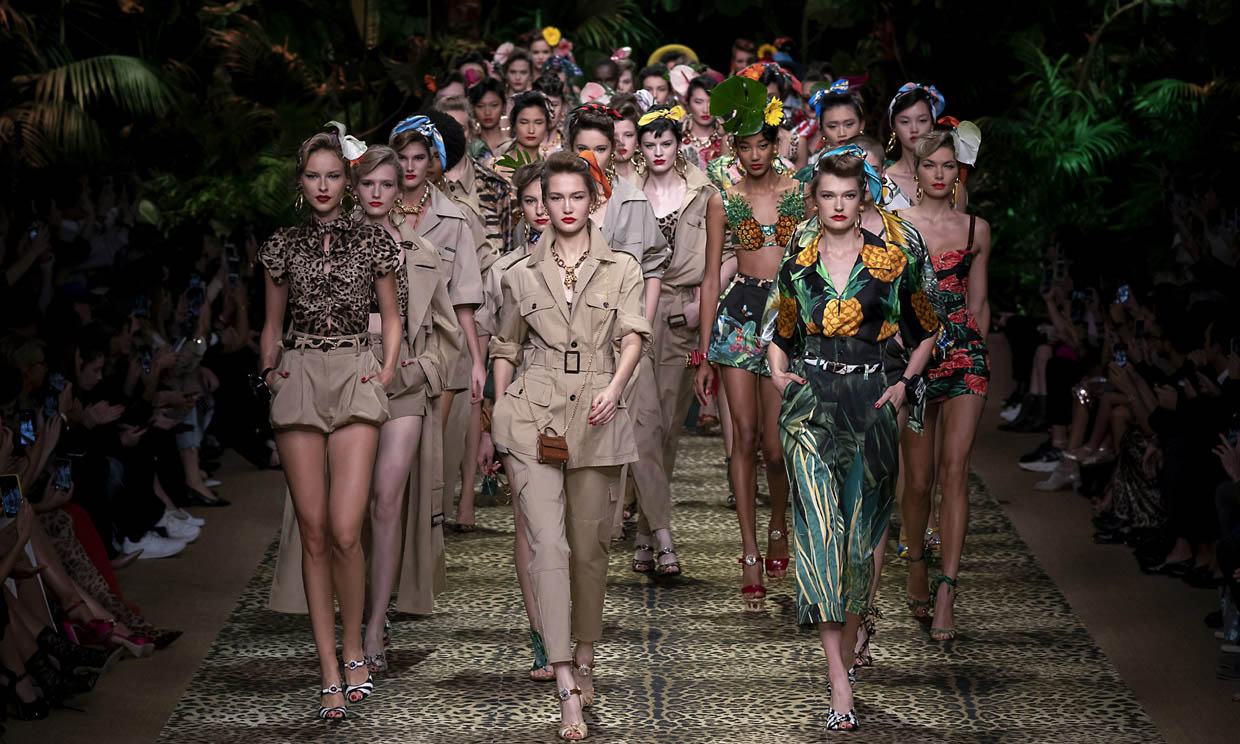 Frutas, vegetación y 'animal print': Dolce Gabbana presenta su colección más tropical