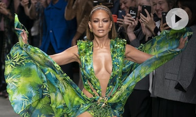 Revive el histórico desfile de Versace que Jennifer Lopez convirtió en fenómeno viral