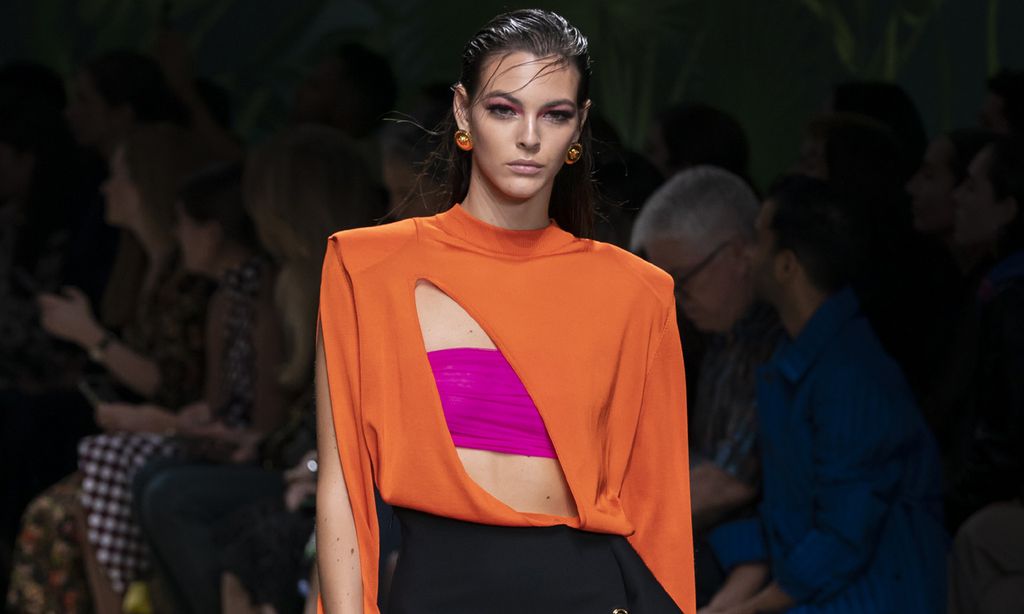 Versace abraza las siluetas desestructuradas en una colección de inspiración ochentera