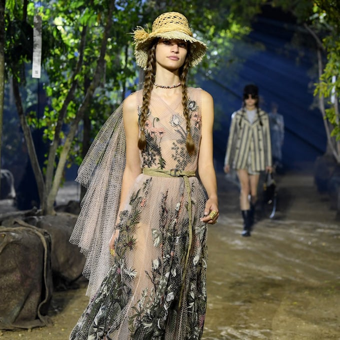 Vestidos y sombreros de paja, la combinación ganadora del bucólico jardín de Dior
