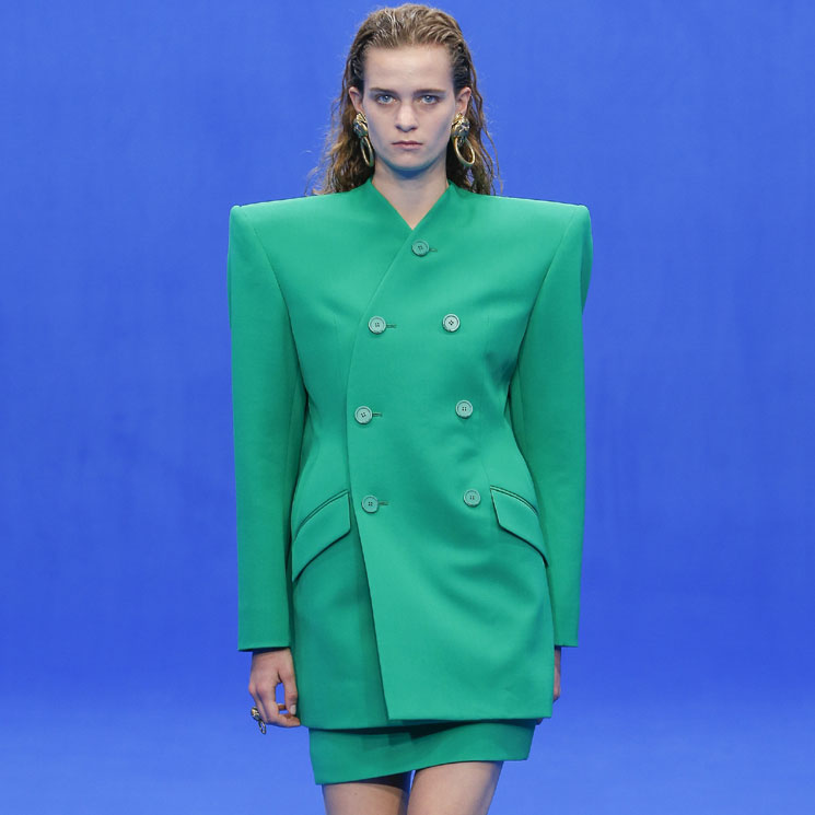 Trajes y hombreras 'oversize': Así es la colección reivindicativa de Balenciaga 