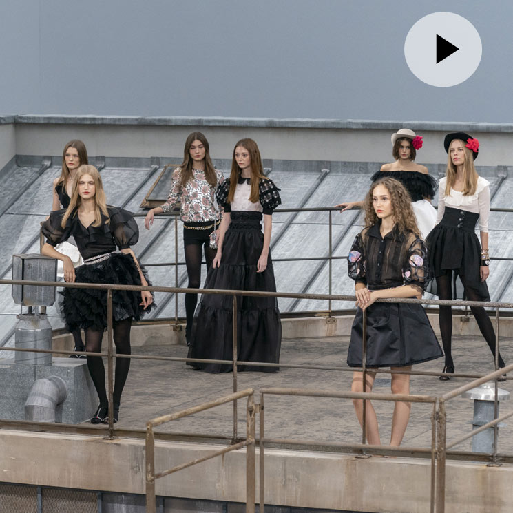 Descubre el nuevo desfile de Chanel, un paseo por los tejados parisinos