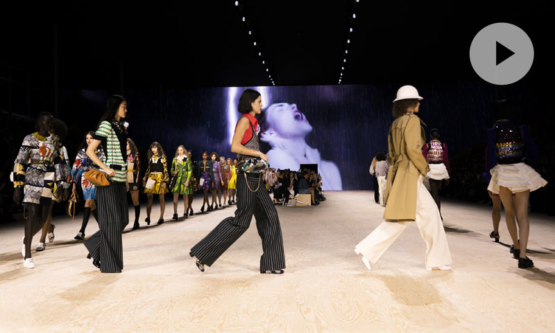 De la 'Belle Époque' a los años 70: revive el viaje en el tiempo del desfile de Louis Vuitton