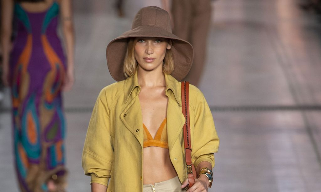 Gorros de safari e inspiración setentera, las novedades infalibles de Alberta Ferretti